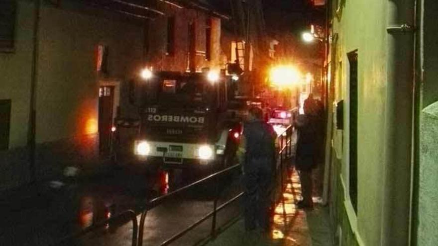 Los bomberos en la calle donde se produjo el incendio.