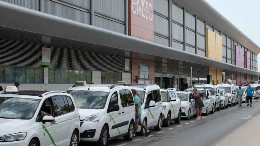 Una de las multas fue por un servicio privado en el aeropuerto de Ibiza.