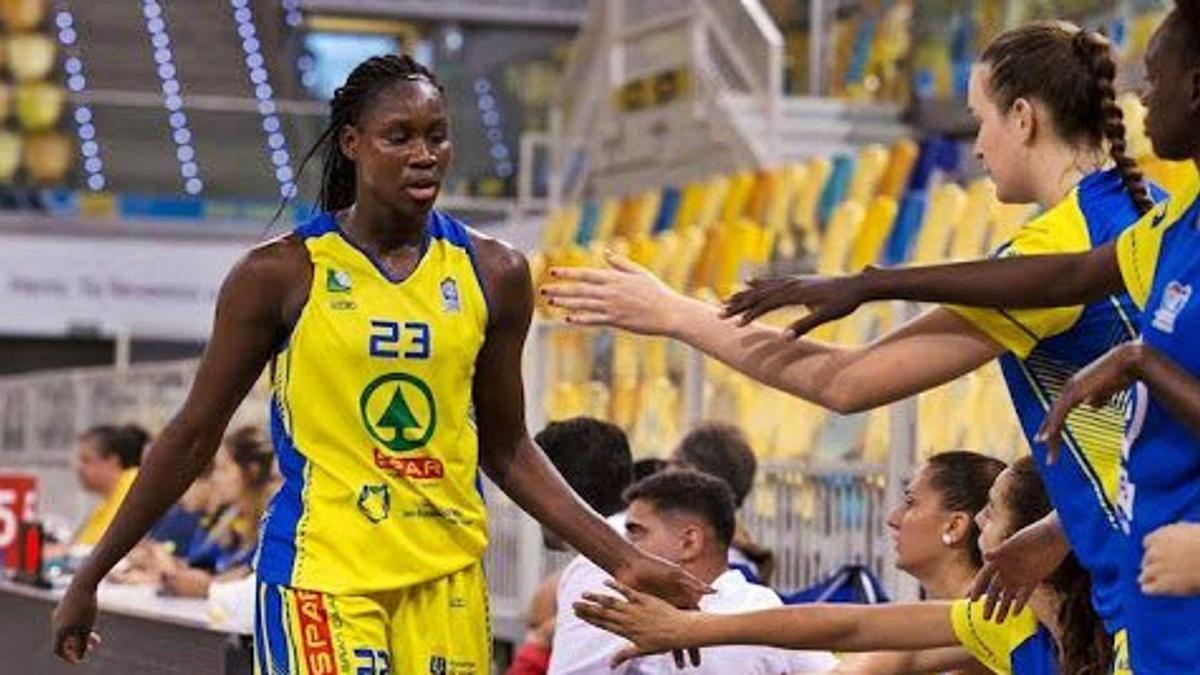 Sika Koné, jugadora de origen maliense formada en el club canario, se ha convertido en la gran revelación de este año en la Liga Femenina. |