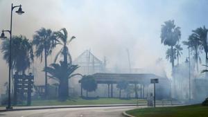 Incendio en el centro comercial Laguna Village en Estepona, llena de humo.