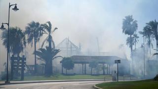 Un incendio forestal arrasa un lujoso centro comercial de Estepona (Málaga)
