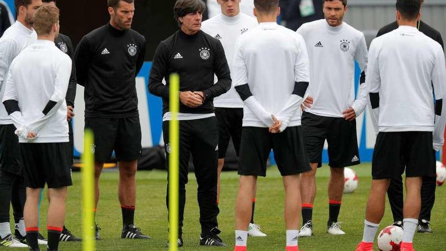 Löw se dirige a sus jugadores durante el entrenamiento de ayer.