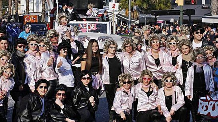 La rua del carnaval de Platja d&#039;Aro. ?Tres colles desfilant pels carrers del municipi, l&#039;any passat, en la gran rua de carrosses i comparses.f marc martí