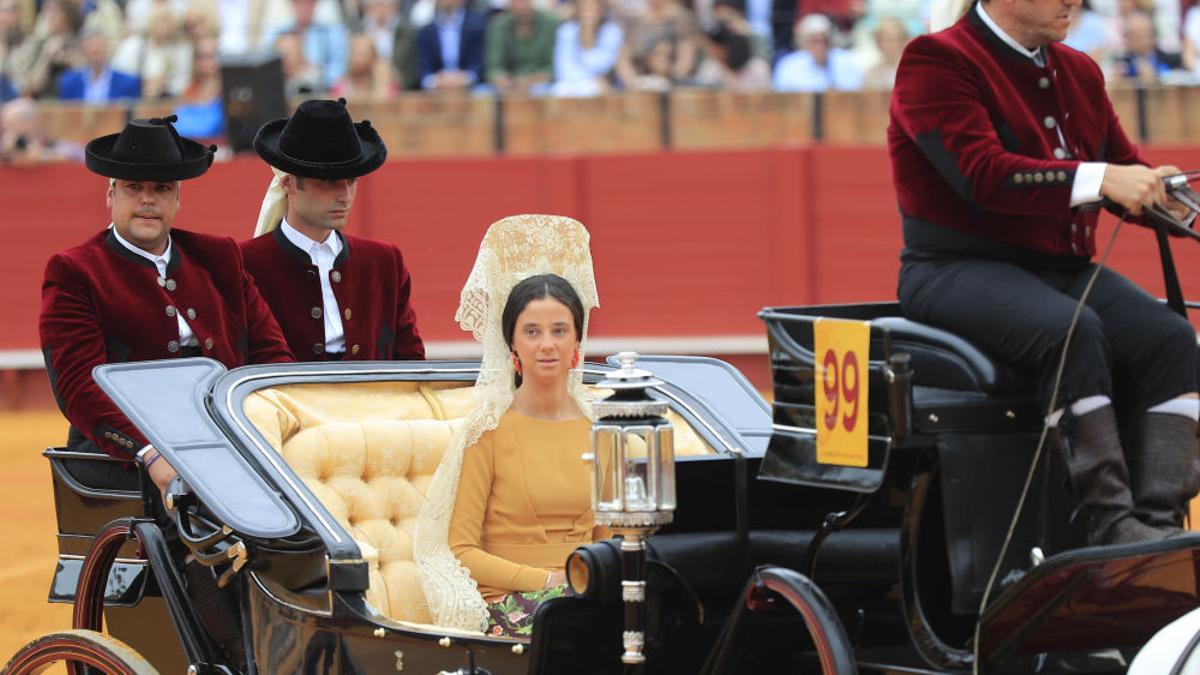 Victoria Federica entrando en un carruaje en la plaza de toros de La Maestranza en Sevilla como madrina de la Exhibición de Enganches