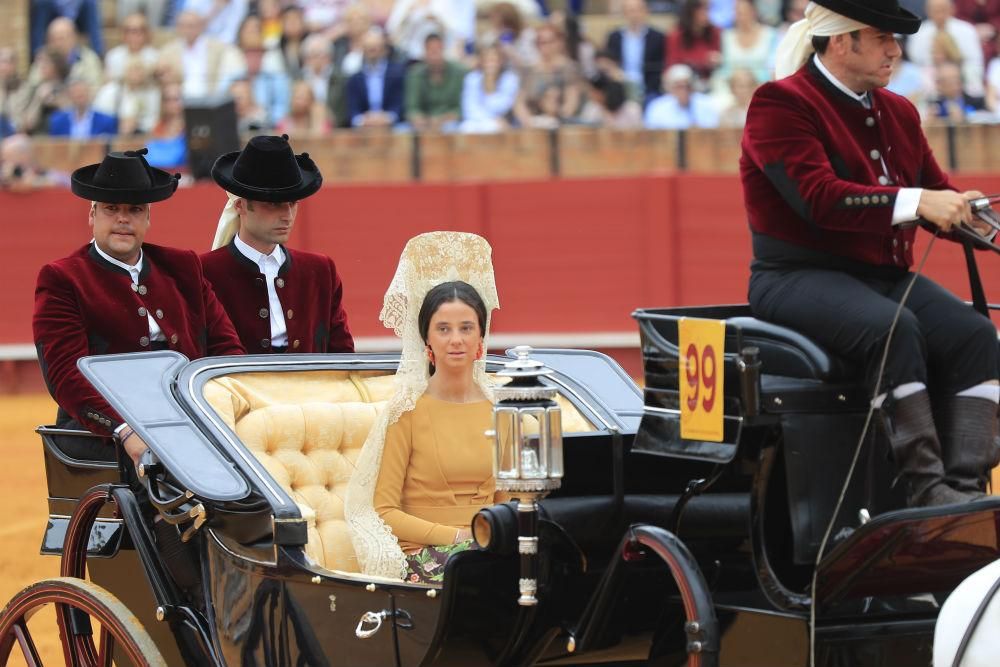 Victoria Federica entrando en un carruaje en la plaza de toros de La Maestranza en Sevilla como madrina de la Exhibición de Enganches