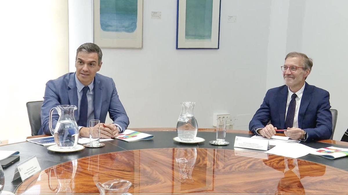 El presidente del Gobierno, Pedro Sánchez, con el director científico del Citius, Senén Barro, este lunes en La Moncloa
