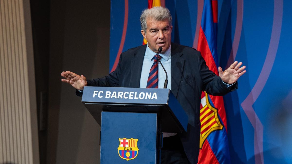 Joan Laporta, en el Auditori 1899 del Camp Nou ofrenciendo su rueda de prensa de valoración del mercado.