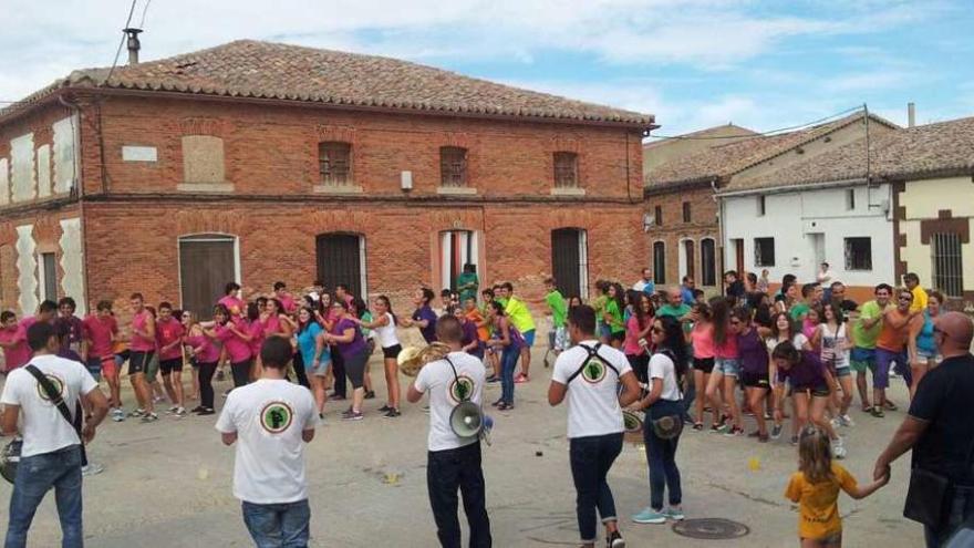 La charanga animó el tradicional desfile de peñas.