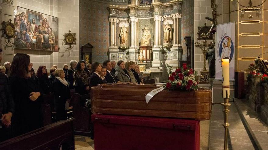 Familiares de José Luis López, ante el féretro, ayer, en la basílica de San Juan.