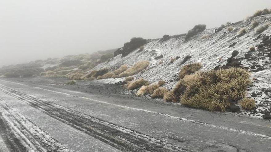 Imagen tomada este jueves 5 de diciembre en una de las vías próximas al Teide.