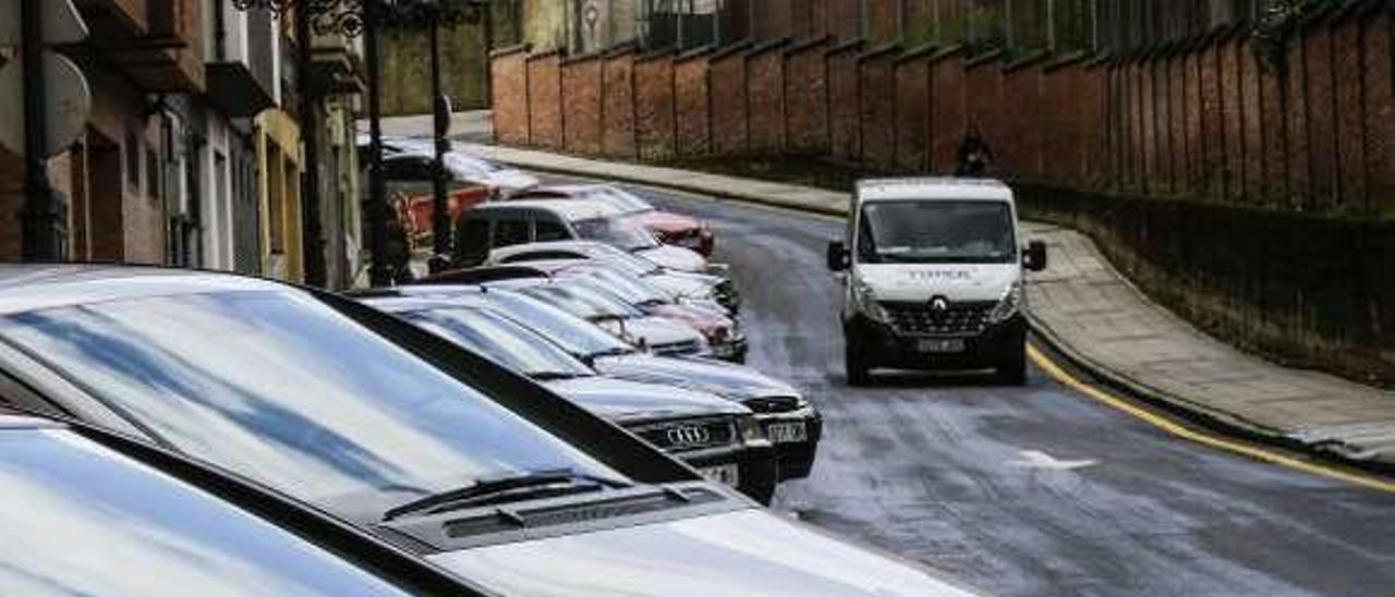 Coches aparcados en una calle de Ciudad Naranco.