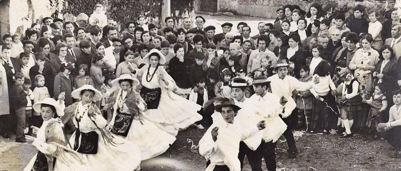 Baile da damas e galáns no Entroido de Darbo en 1969. | // Cesión Lois Guimeráns