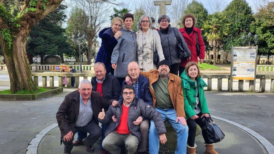 Los antiguos compañeros, con la estatua de Loriga al fondo.