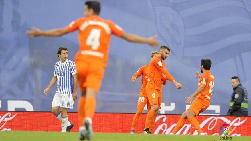 Los jugadores del Málaga celebran uno de los goles en Anoeta