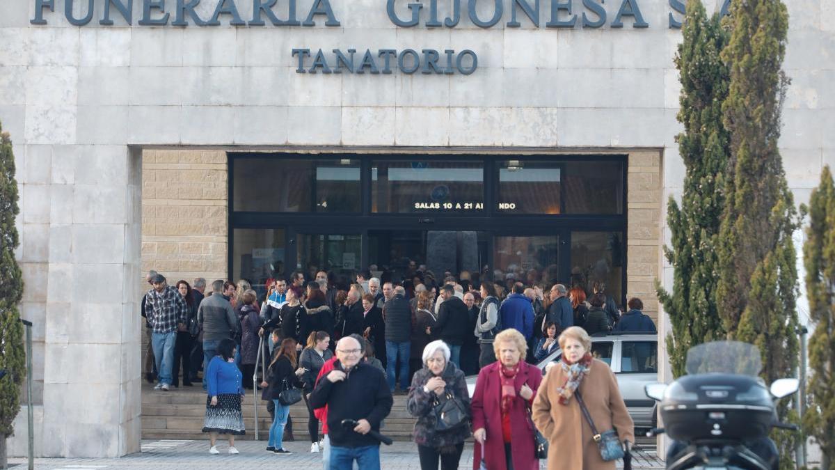 El tanatorio de Cabueñes, repleto de gente, en una imagen de archivo.