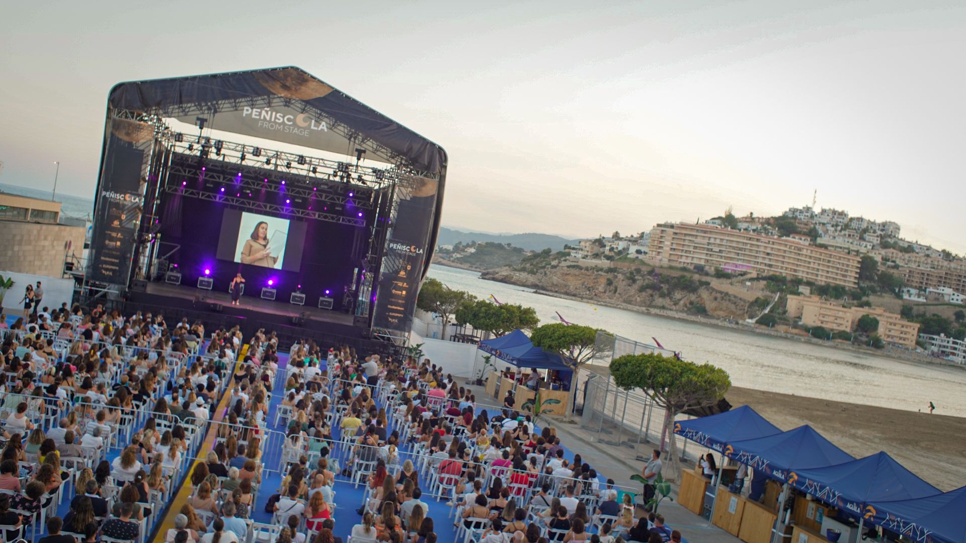 El humor de Martita de Graná ameniza el Peñíscola From Stage