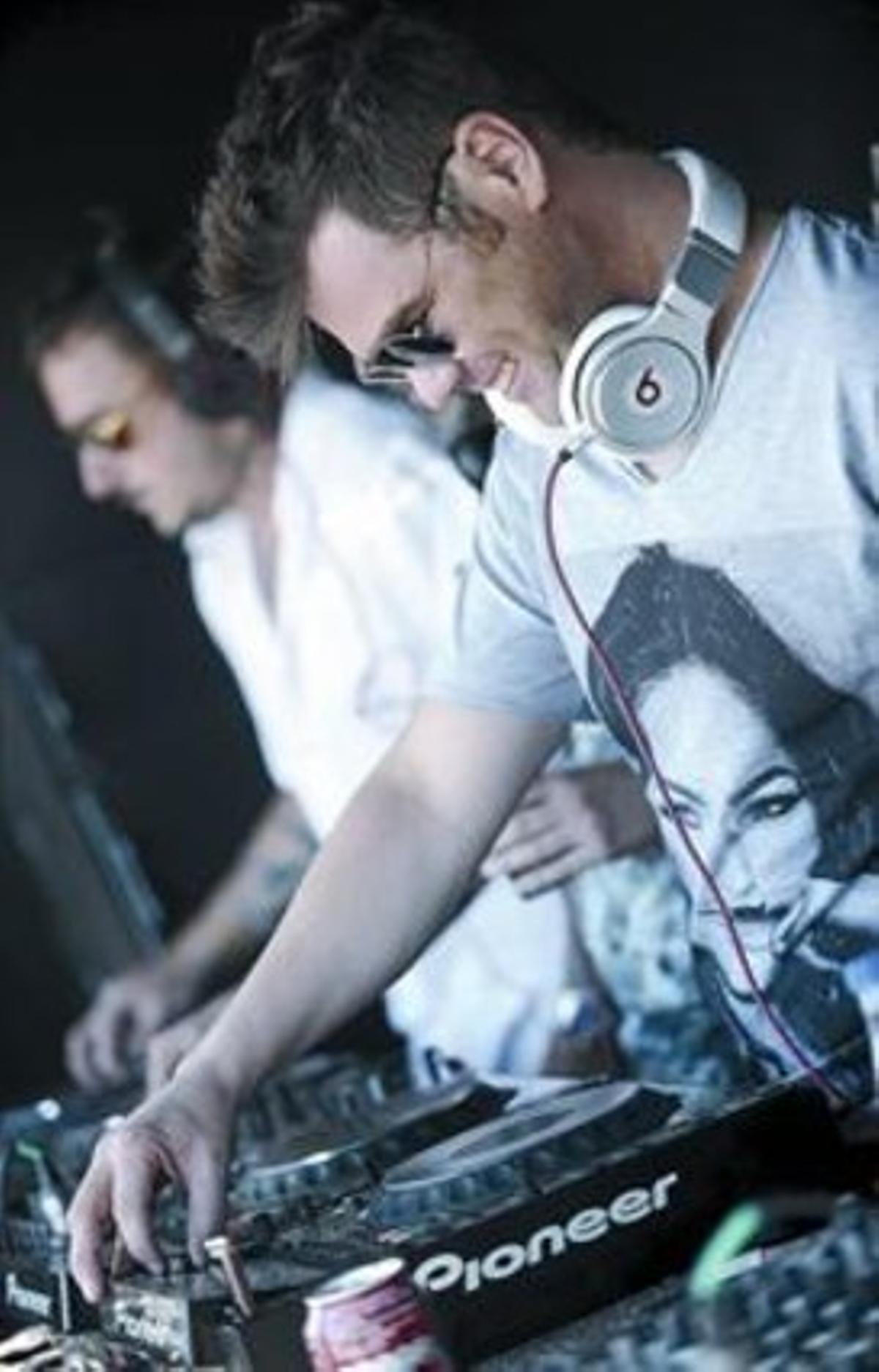 Fonsi Nieto, en una de les moltes sessions com a punxadiscos que acostuma a oferir. Fonsi Nieto, en una de les moltes sessions com a punxadiscos que acostuma a oferir.