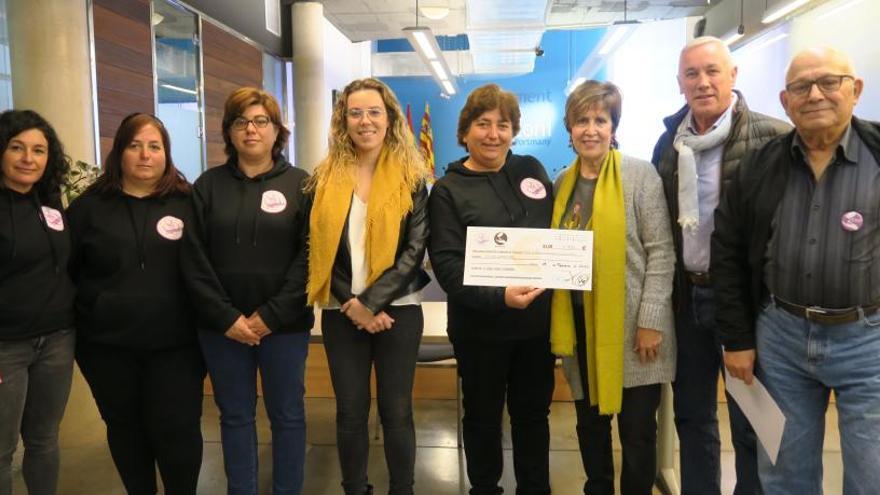 Los vecinos de Santa Agnès entregan el cheque de 2.500 euros a Apaac.