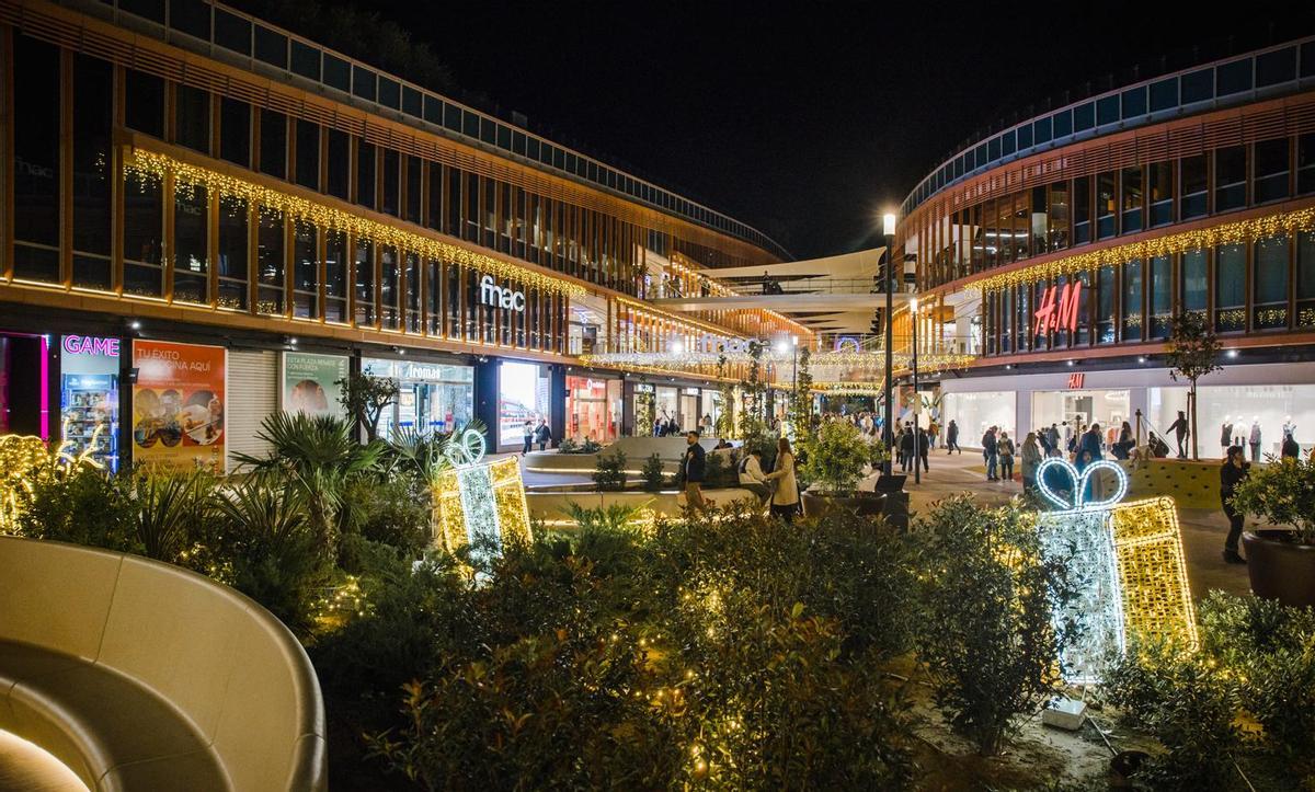 Plaza central del Centro Comercial Torre Sevilla con decoración navideña