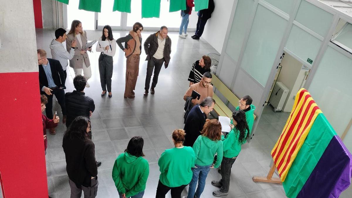 El IES Santa Margalida recibe al conseller de Educación con camisetas verdes: "Estamos profundamente dolidos"
