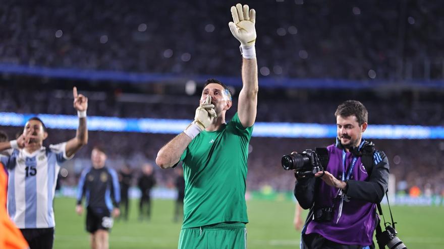 La 'pullita' del Dibu a Raphinha: "No entiendo esa clase de jugadores..."