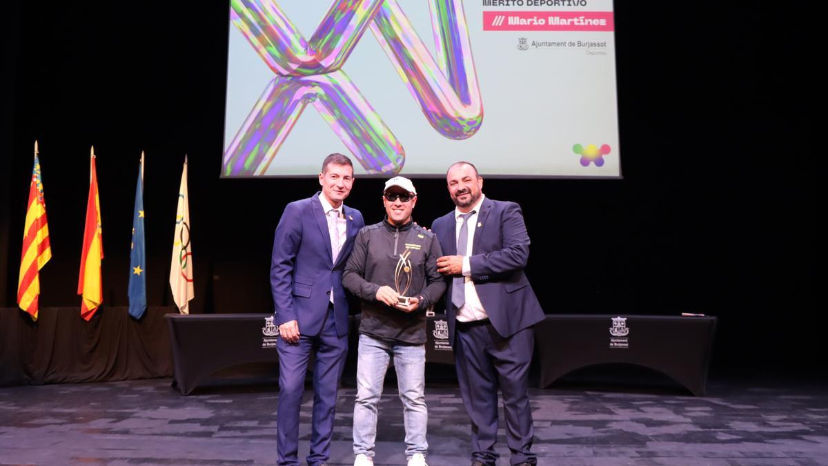 El atleta recibió el premio al mérito deportivo del Ayntamiento de Burjassot.