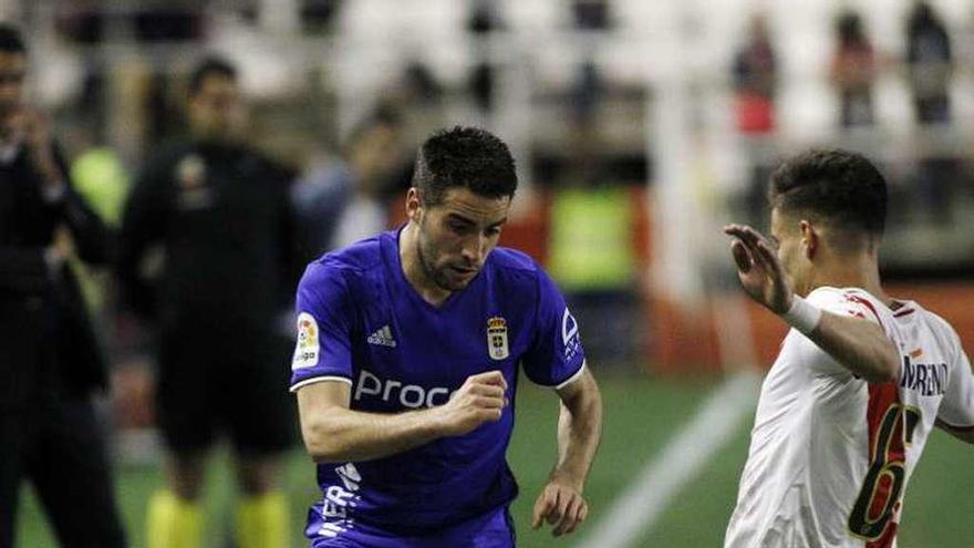 Diegui intenta avanzar en el partido del curso pasado en Vallecas.