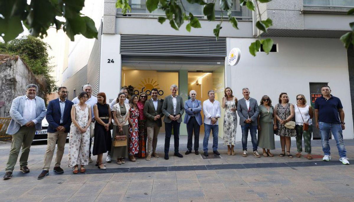 Fotografía de la visita institucional ante el nuevo local. | G. Santos