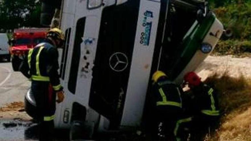 Los bomberos de Verín excarcelaron el cuerpo del camionero fallecido.