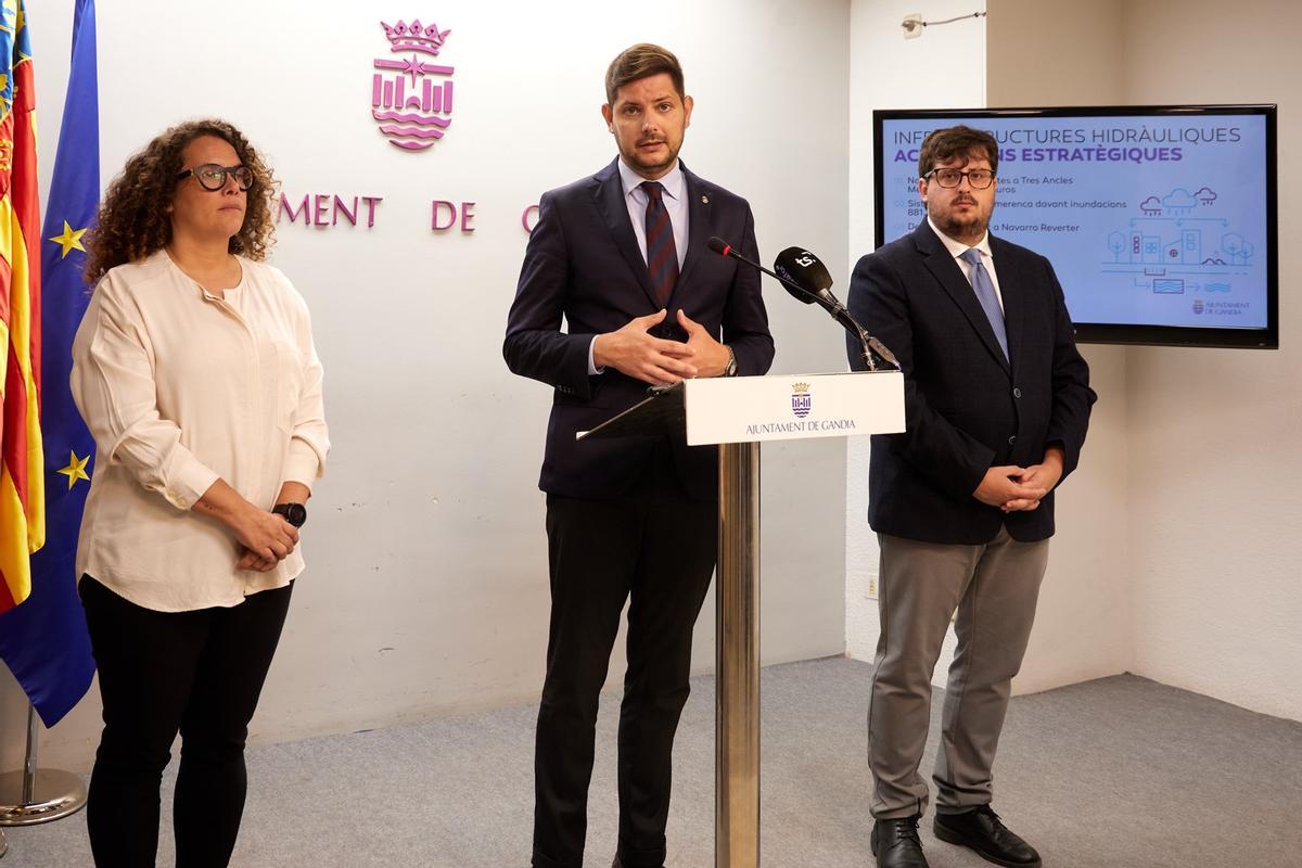 Izquierdo, Prieto y Vila, durante la presentación de las actuaciones.
