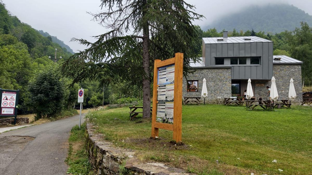 El cartel, ante el refugio.