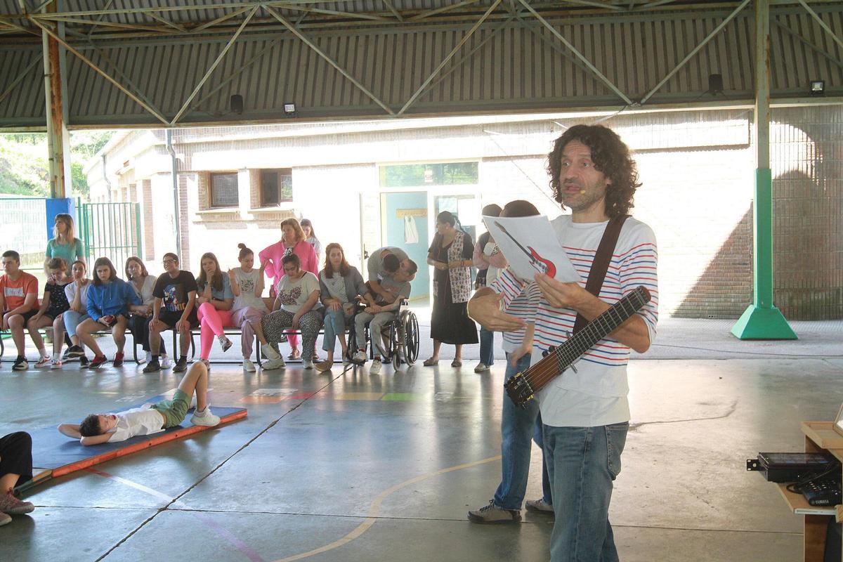 Xoán Curiel mostrando uno de los instrumentos a los menores.