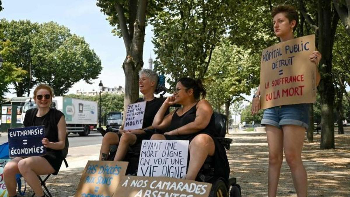 Manifestantes contrarios a la aprobación de la ley de la eutanasia protestan ante la sede de la Asamblea Nacional.