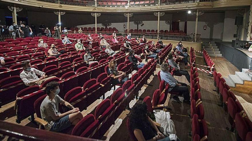 Imatge de la platea del Teatre Municipal l&#039;Ateneu, ahir, amb la trentena d&#039;espectadors, les butaques precintades i l&#039;actor Joan Valentí