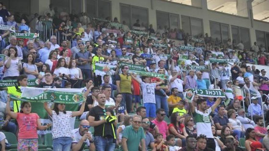 Aficionados del Elche cantando el «Aromas Ilicitanos», durante el partido del pasado domingo.