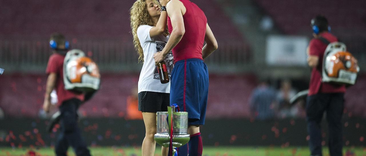 Shakira y Gerard Piqué se besan en el Camp Nou en 2015