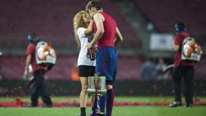 Shakira y Gerard Piqué se besan en el Camp Nou en 2015
