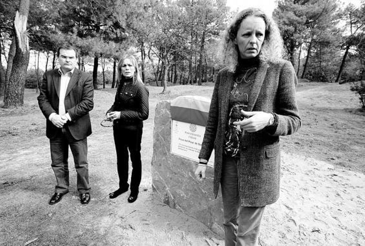 Ángel González, Ángela Vallina y Noemí Martín, ayer en el Pinar de Salinas.