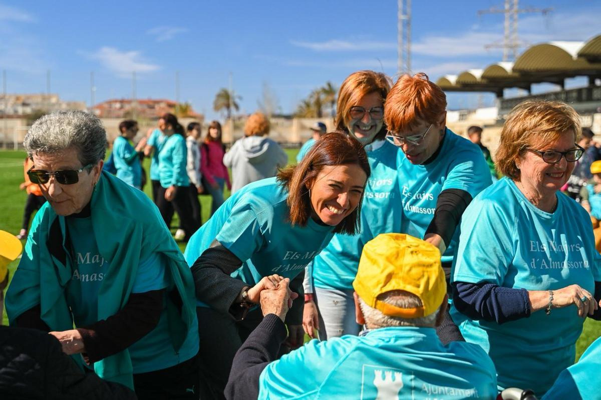 La alcaldesa, María Tormo, anima a los participantes.