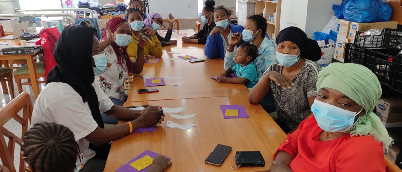 Taller con mujeres migrantes en el centro de emergencias de Cruz Roja.