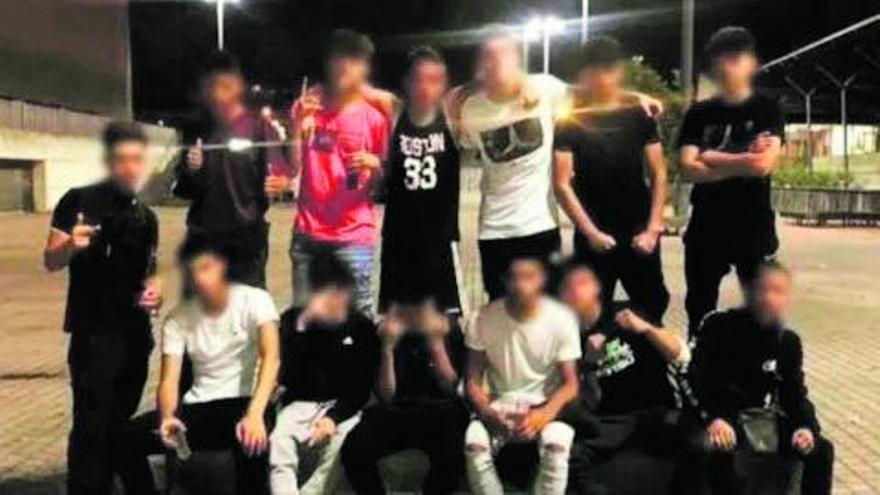 Foto de grupo de la pandilla que propinó la paliza al joven de Amorebieta.