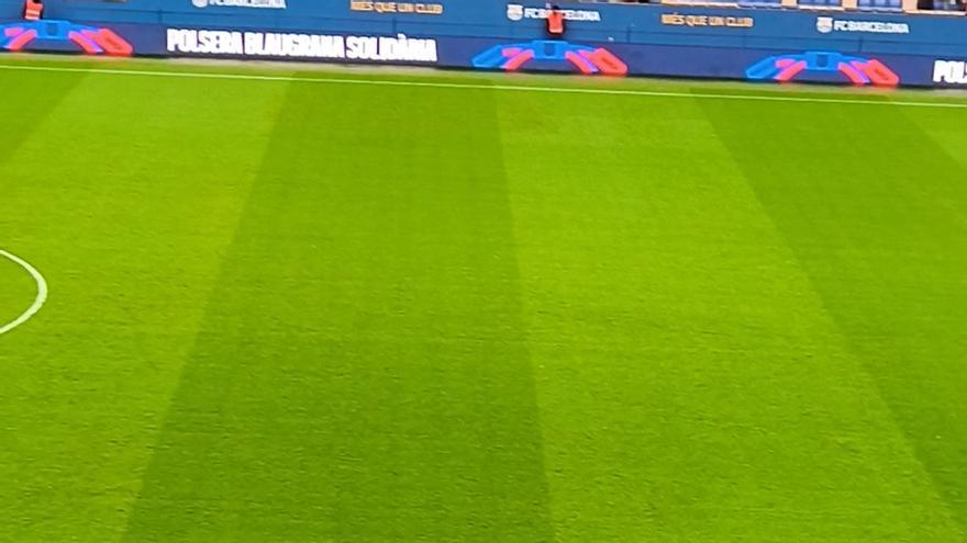 Koundé, el último en abandonar el Johan Cruyff firmando autógrafos a los culés