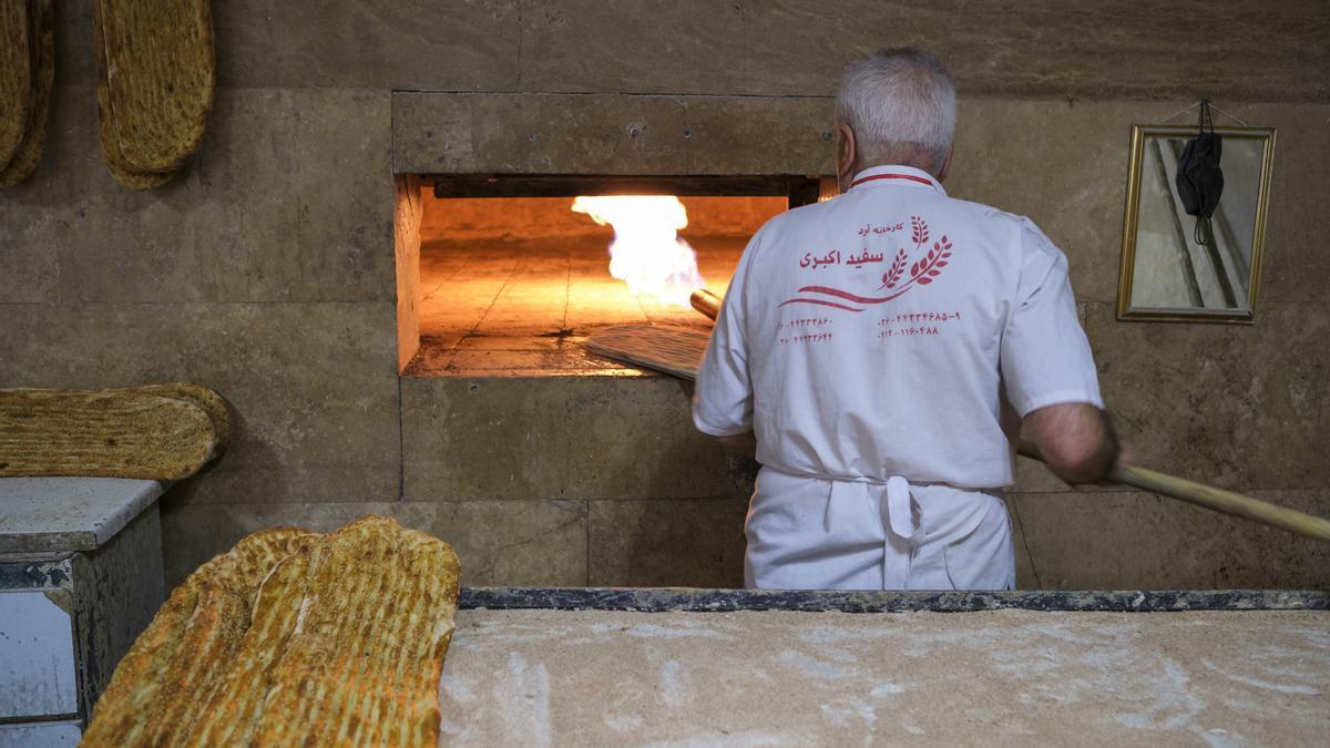 Panadero haciendo pan en Teherán (Irán)