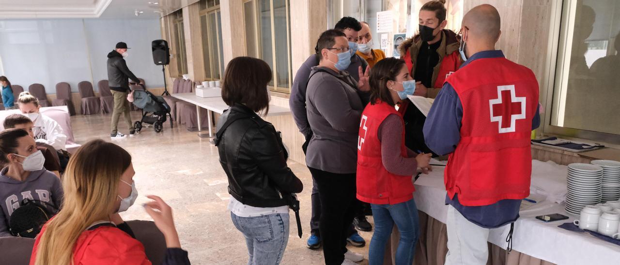 Refugiados de Ucrania atendidos por Cruz Roja en el hotel Castilla de Alicante