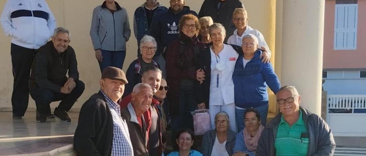 La doctora Alicia Monzón junto con alguno de sus pacientes en la plaza de la Era, donde le rindieron un homenaje como muestra de agradecimiento a su dedicación.