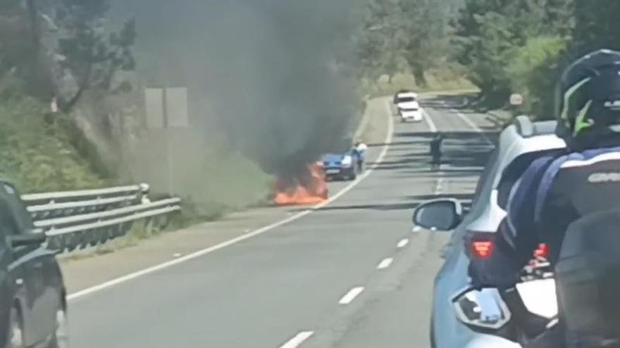 Arde un coche en plena variante de Marín.