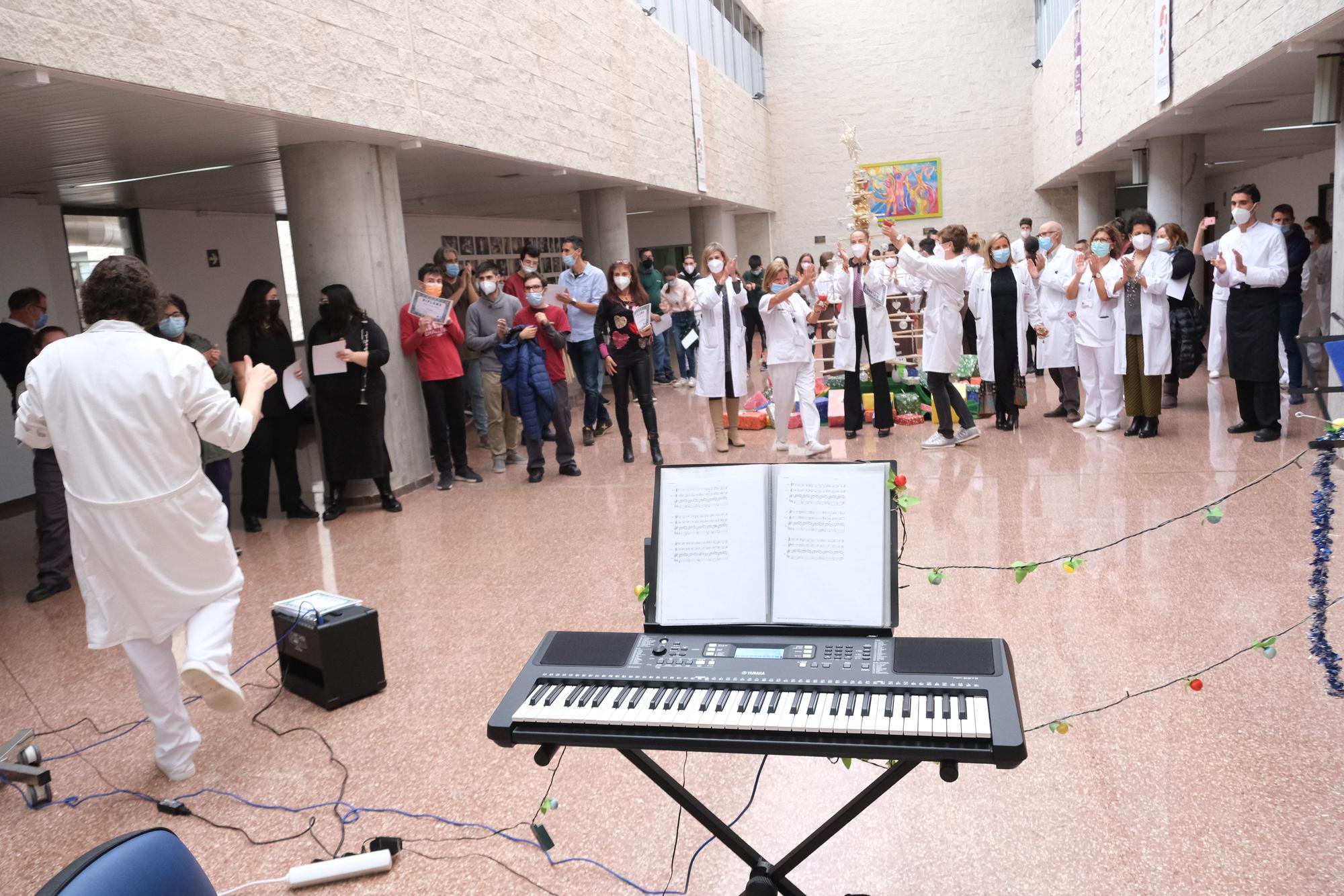 Los alumnos del CIFP Canastell protagonistas del acto de encendido del árbol de Navidad del Hospital de San Juan
