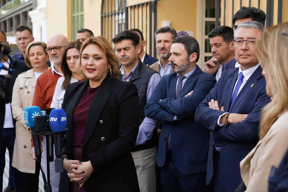 La presidenta del Consejo de Alcaldes del PP, Margarita del Cid, atiende a los medios.