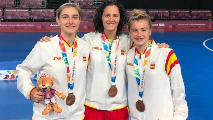 Les catalanes Anna Muniesa, Clàudia Pons i Èlia Guillí llueixen medalla