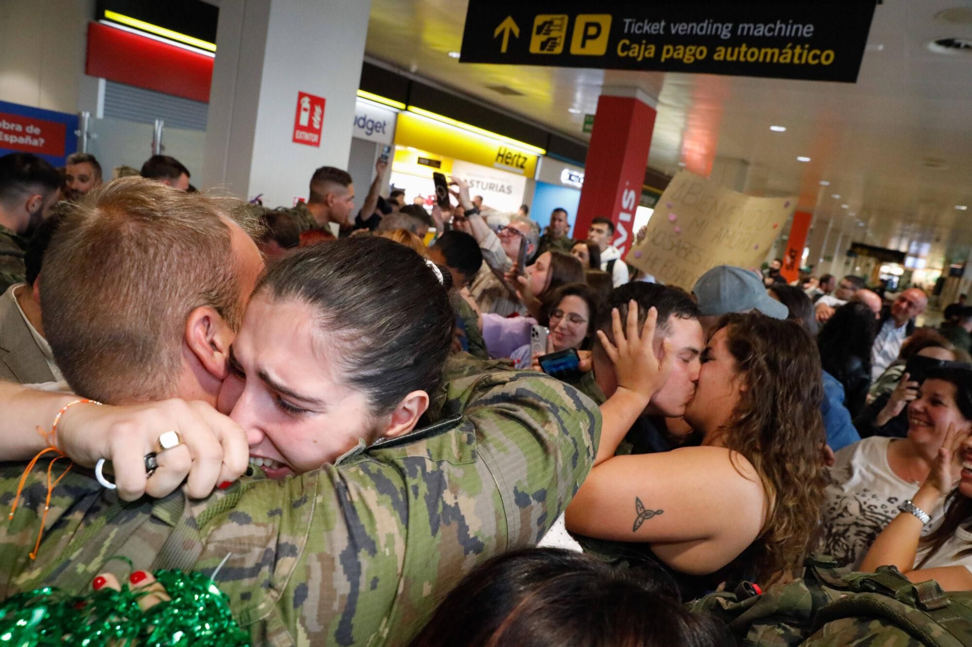 EN IMÁGENES: El regreso a Asturias en el aeropuerto del batallón "Toledo" tras meses en Eslovaquia